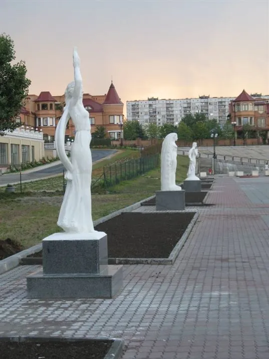 Muse of dance. Alley of the Muses on Obolonskaya embankment of the Dnieper in Kiev. 2007. - IMG 2386 768x1024