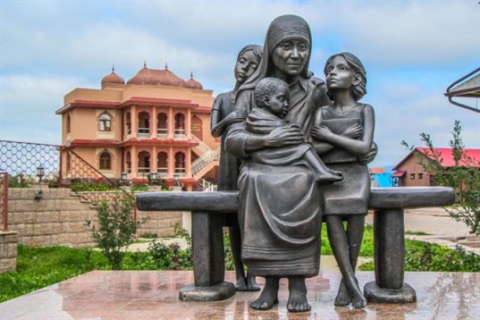 "Mother Teresa with children" Monument  in the cultural and educational center "Etnomir". 2009. - IMG 3519 768x512