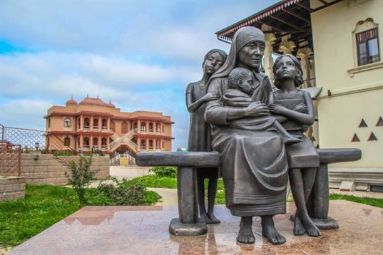 Памятник «Мать Тереза с детьми» в Культурно-образовательном центре «Этномир». 2009. - IMG 3522 768x512
