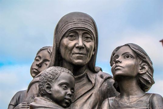 Пам'ятник «Мати Тереза з дітьми» в Культурно-освітньому центрі «ЕТНОМИР». 2009. - IMG 3524 768x512