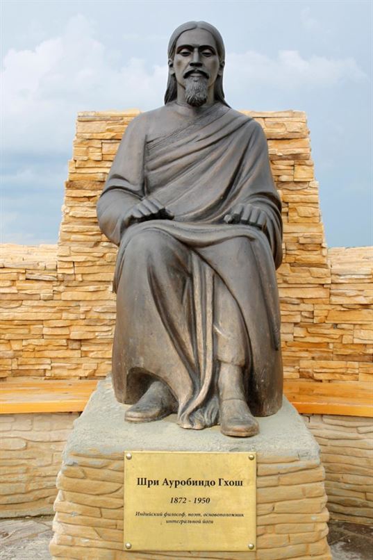 Памятник Шри Ауробиндо Гхошу из композиции «Четыре мудреца». 2012. - IMG 6497 768x1152