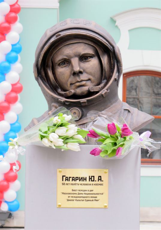 Bust Yu.A. Gagarin in the Moscow House of Nationalities. 2011. - img 2613 768x1090