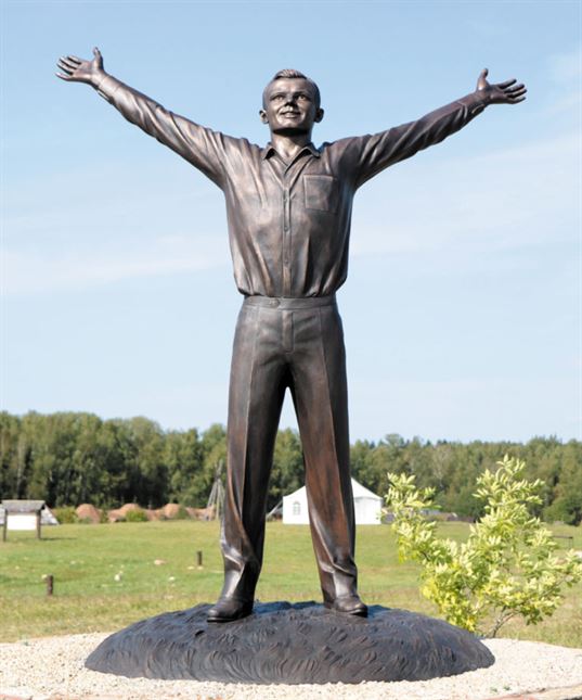 Памятник Ю.А. Гагарину на территории Культурно-образовательного центра «Этномир». 2011. - 10 768x922
