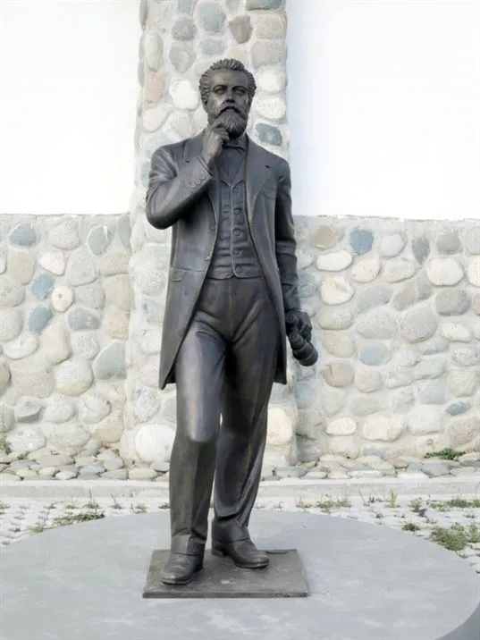 Jules Verne Monument - 12 768x1024