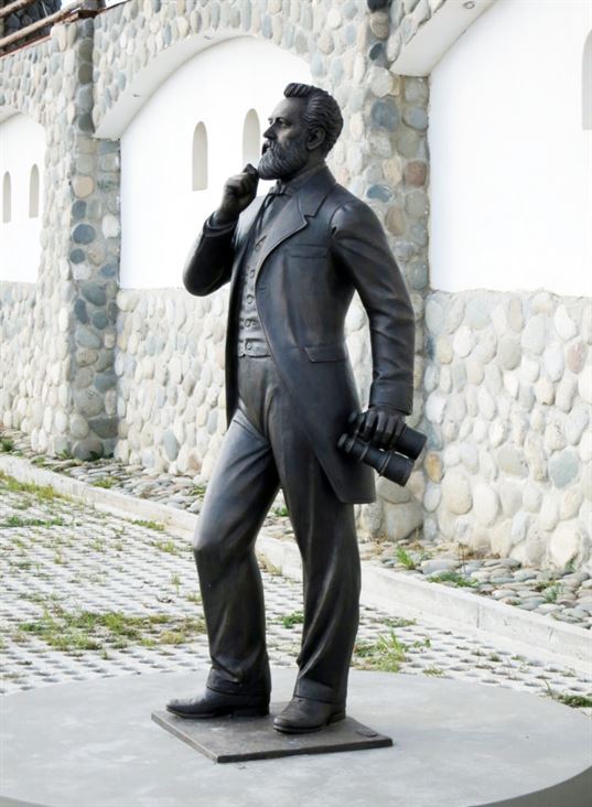 Памятник Жюлю Верну на территории Культурно-образовательного центра «ЭТНОМИР». - 12 2 768x1047