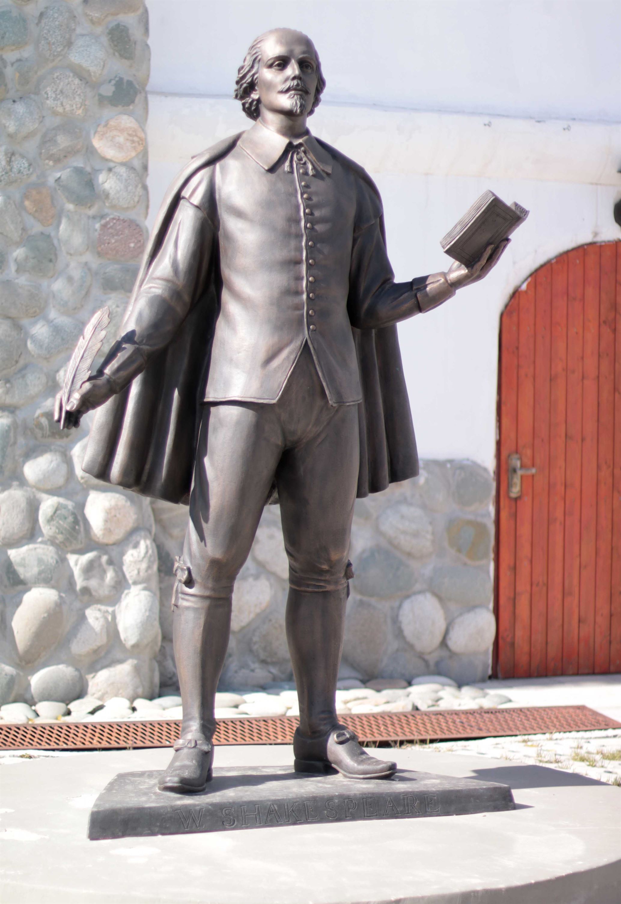Памятник Уильяму Шекспиру на территории Культурно-образовательного центра «Этномир». - IMG 2717 копия