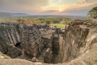 Самые известные скульптуры всех времен и народов  - india 15 ellora caves temples in the rocks e1492127087274 400x267